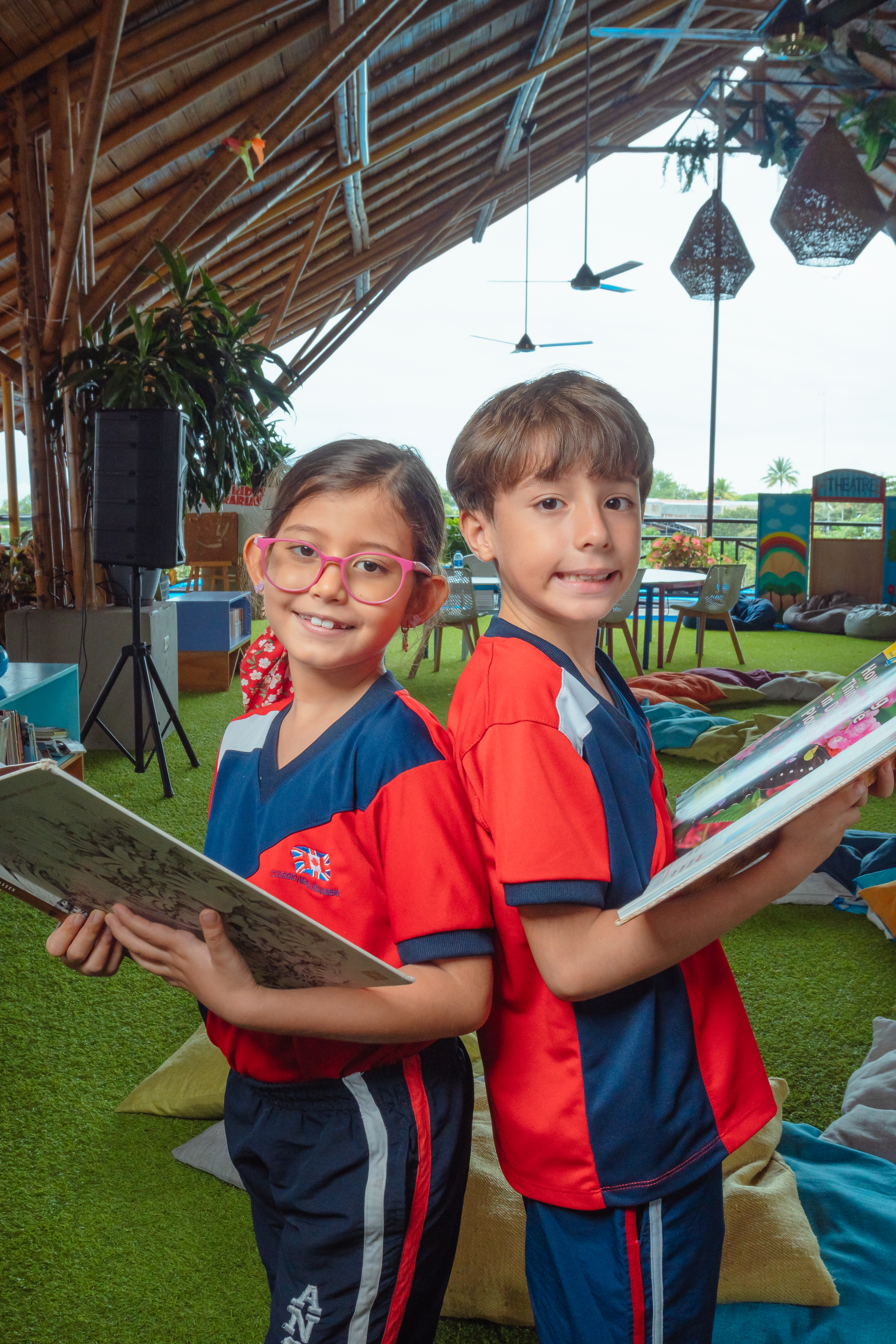 Estudiantes con libros