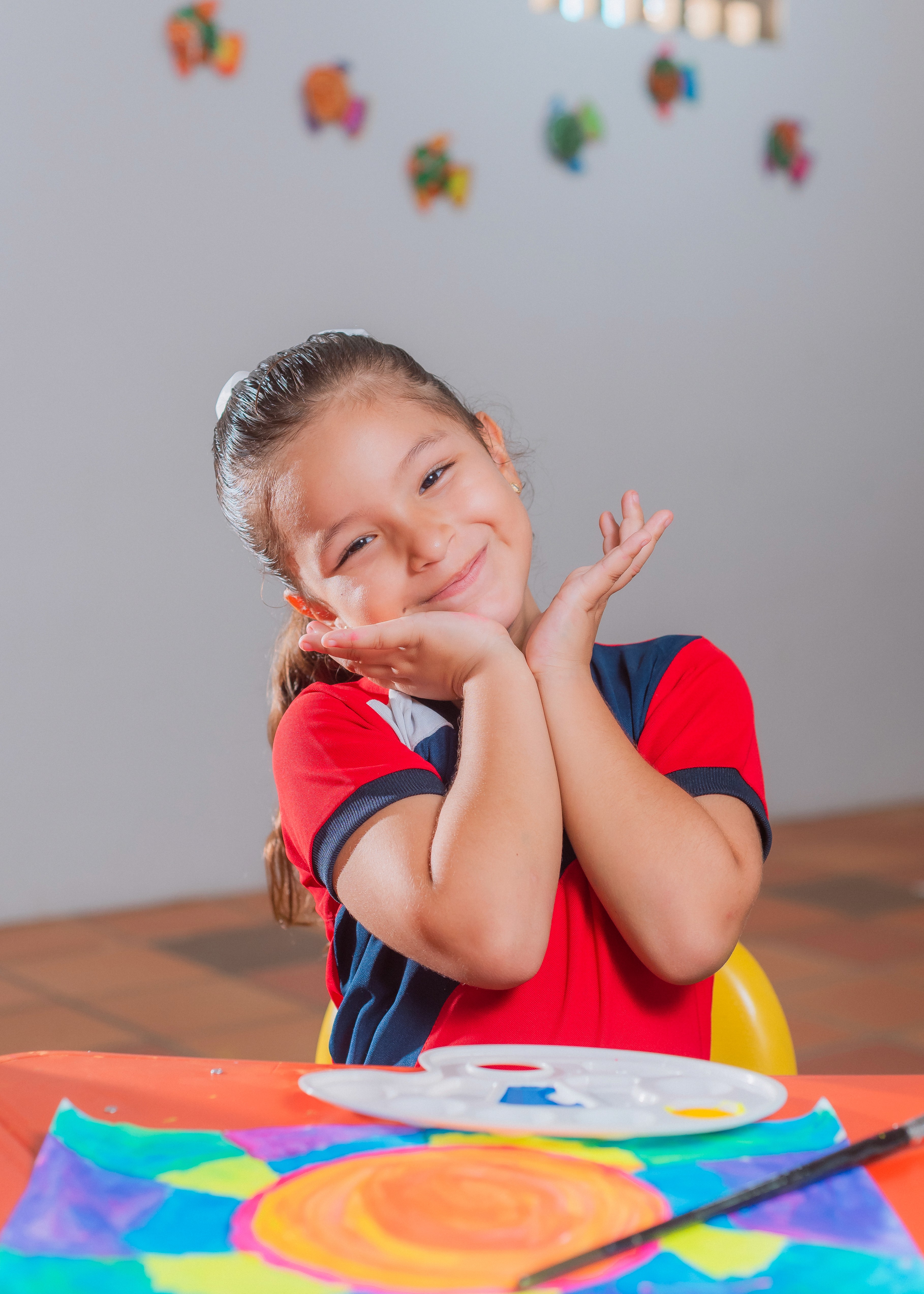 Niña pintando