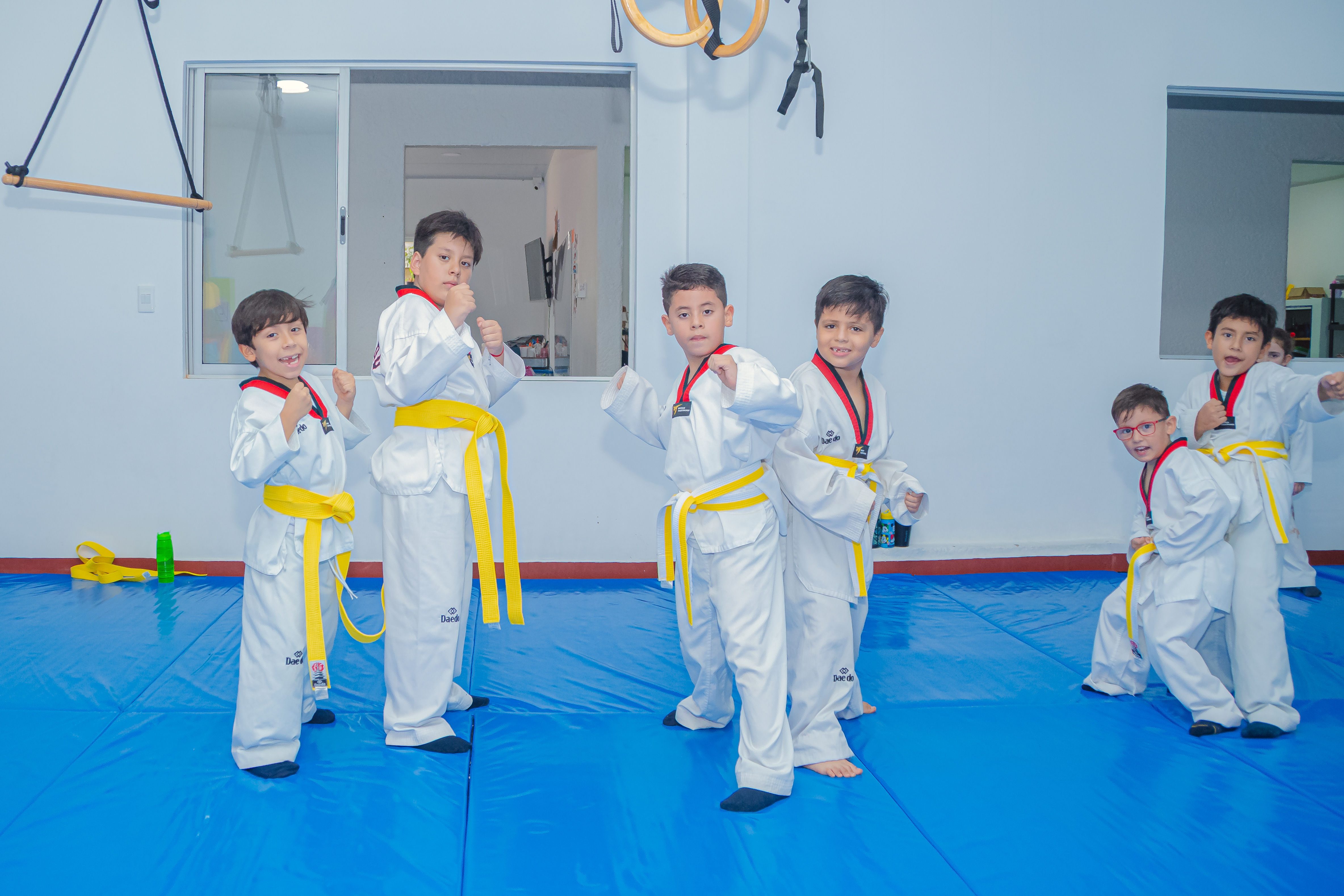 Grupo de niños sentados en círculo
