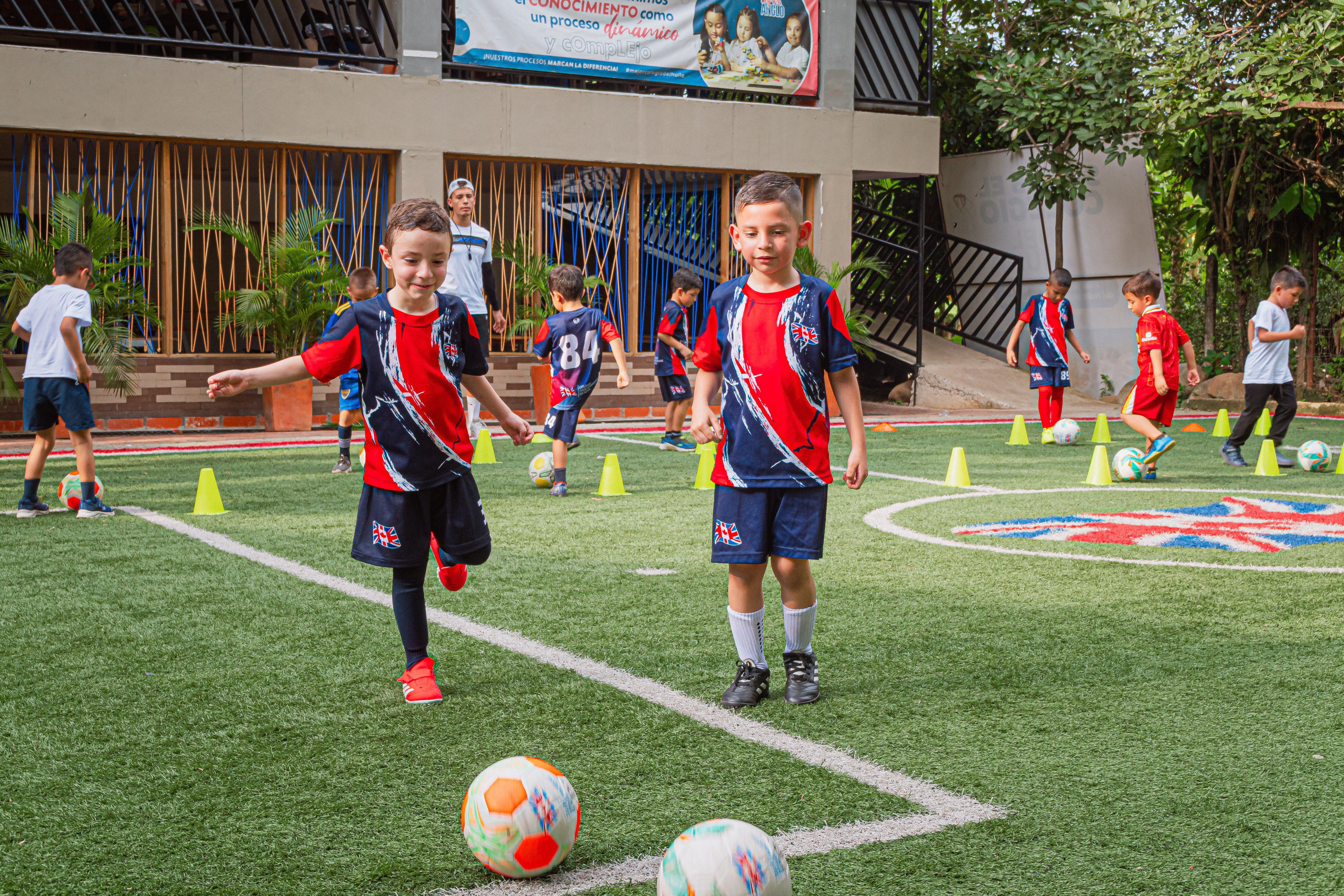 Niños jugando con bloques